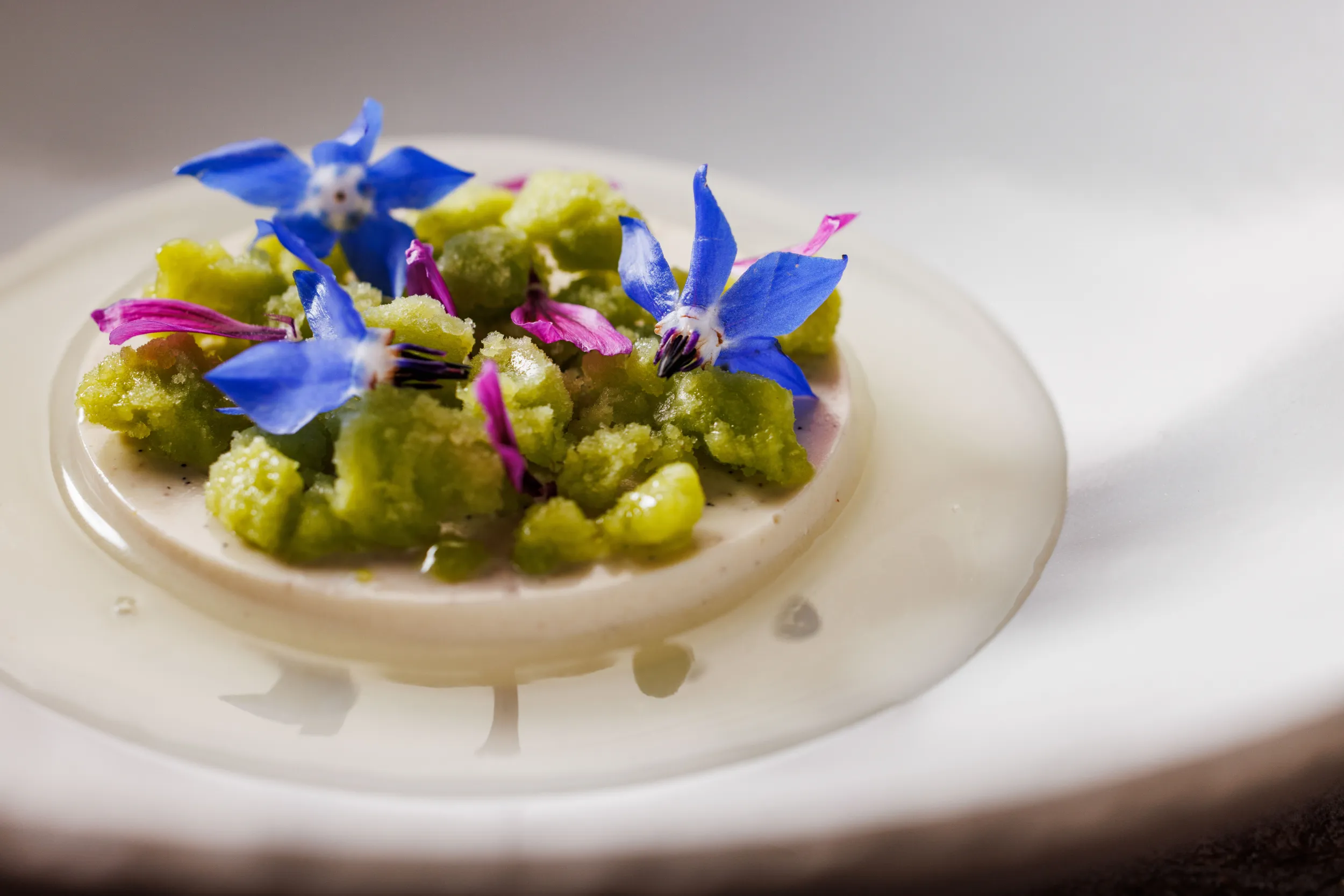 Green pea dish topped with borage flowers - Sintesi, Ariccia, Italy