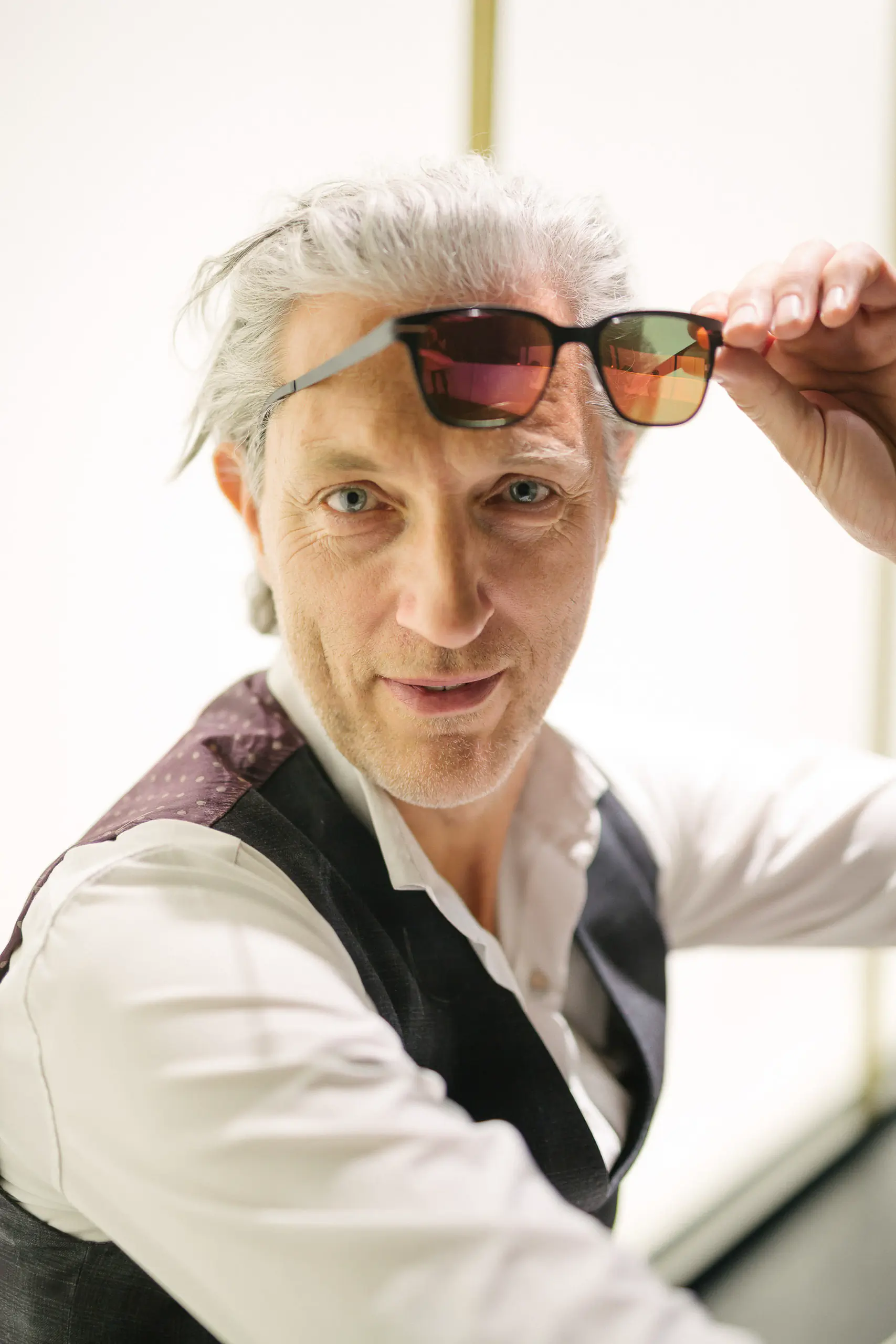 Portrait of a man lifting his sunglasses